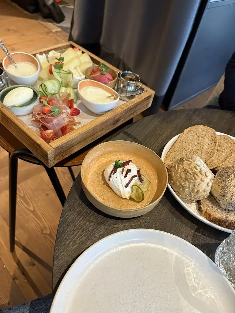 Veronika Pölder_Zum lachenden Hans_Ebbs_review