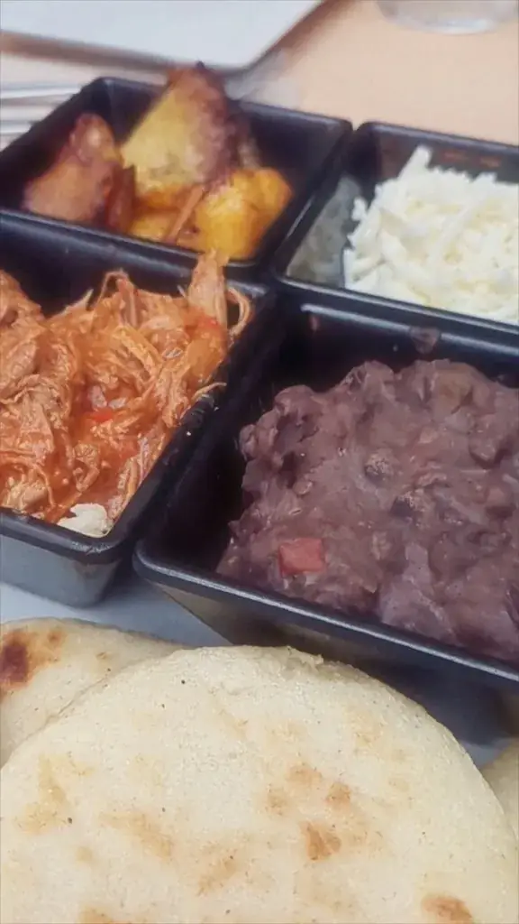 Grama Lounge_Ebbs_slider_image_2