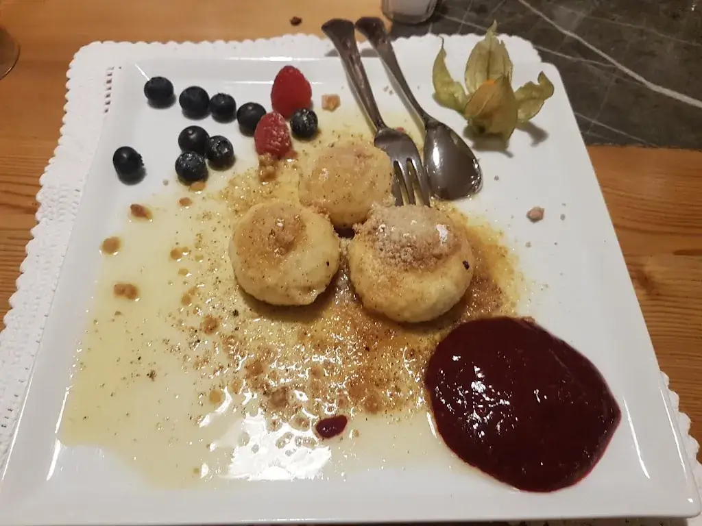 Sian Lee Smith_Cafe Restaurant zur Geierwally_Elbigenalp_avis