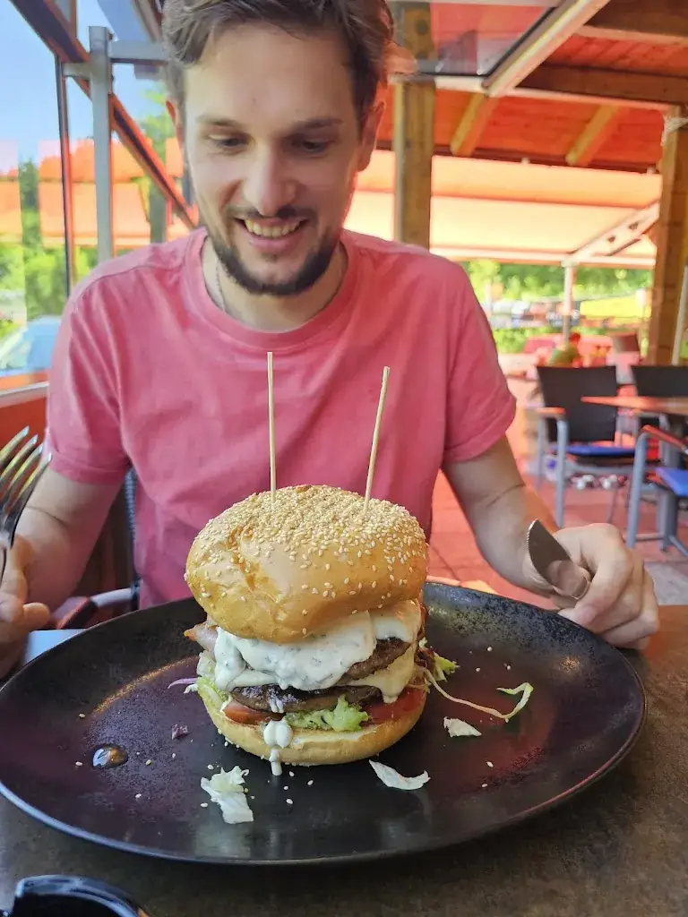 stanislav zogovic_Peter's Grill - Peter Majoros_Eben am Achensee_reseña