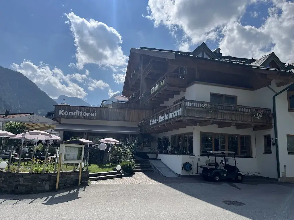 Marissa Westergaard_Hotel Christina - Café Konditorei Restaurant_Eben am Achensee_avis