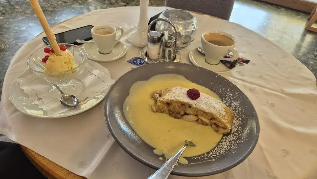 Shirly Niego_Hotel Christina - Café Konditorei Restaurant_Eben am Achensee_avis