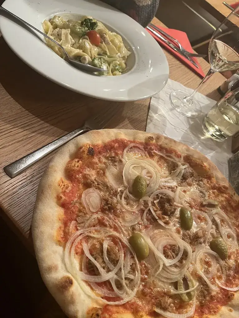 Wladimir Ostrovsky_Pizzeria Bajazzo_Fiss_review