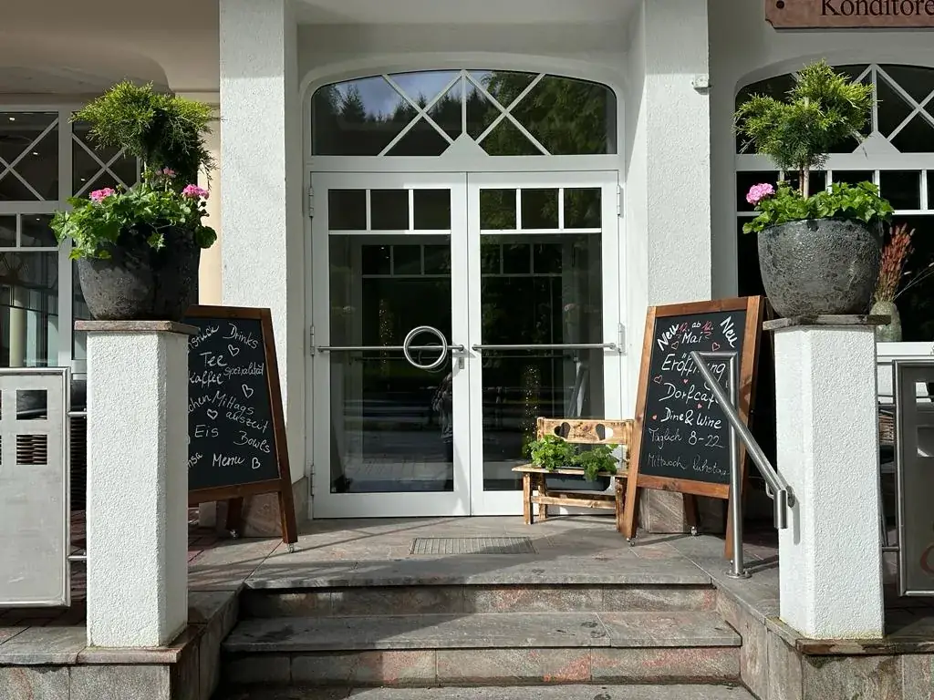 Dorfcafe Dine & Wine restaurant à Fieberbrunn