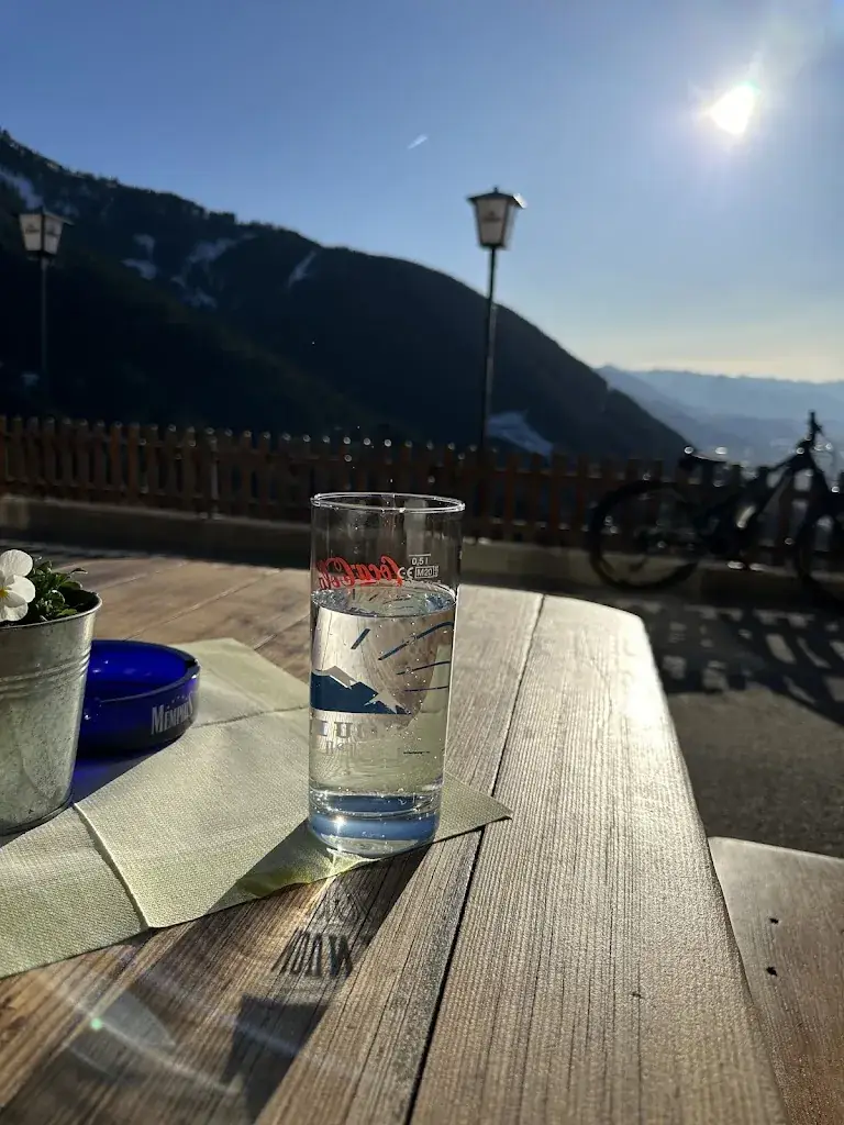 Seongjoo Park_Alpengasthaus Pirchnerast_Gallzein_avis