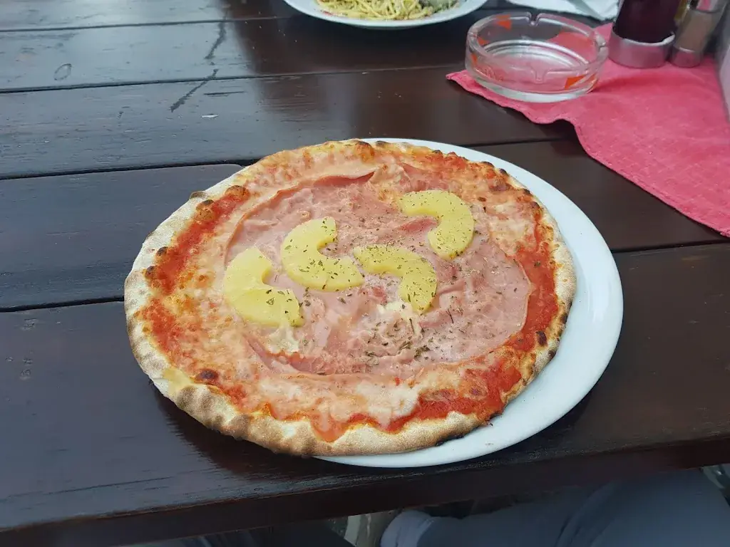Kyle Mika_Bar Pizzeria Restaurant Terminus_Gries am Brenner_review