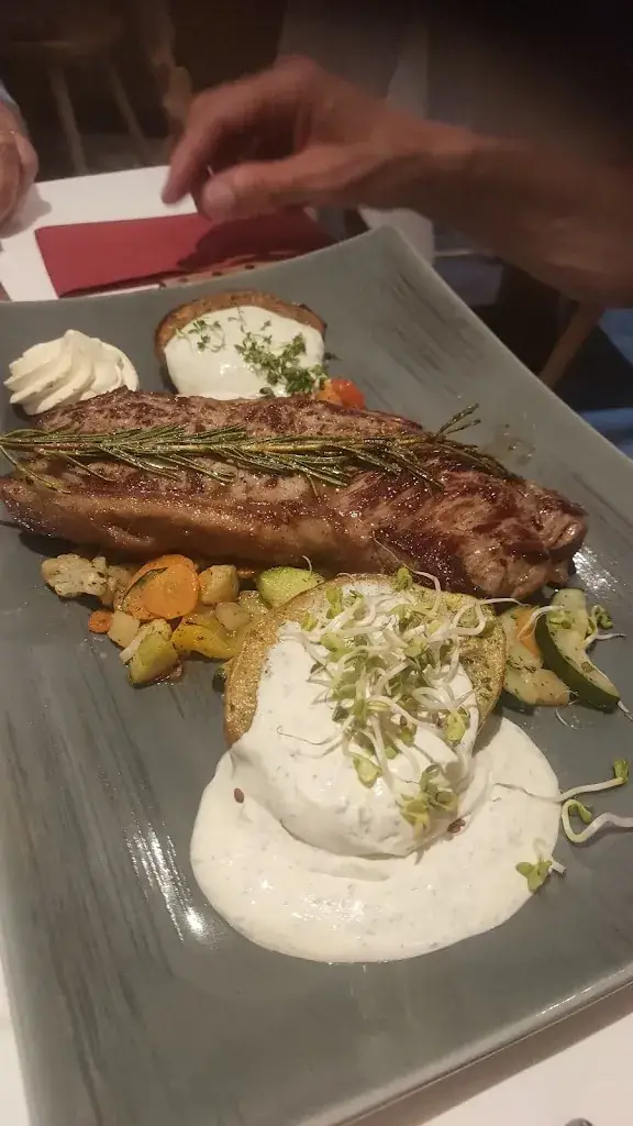 vany lombo_s`Hoamat Platzl Restaurant-Cafe_Gries am Brenner_review