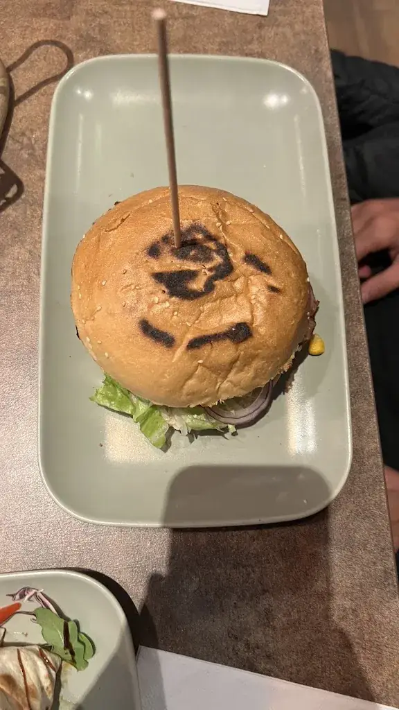 Nina Gigele_Food Factory Landeck - Burger Pizza Burritos Vegan Grins_Grins_recensione