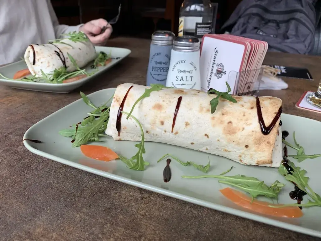 Tomáš Pecka_Food Factory Landeck - Burger Pizza Burritos Vegan Grins_Grins_recensione