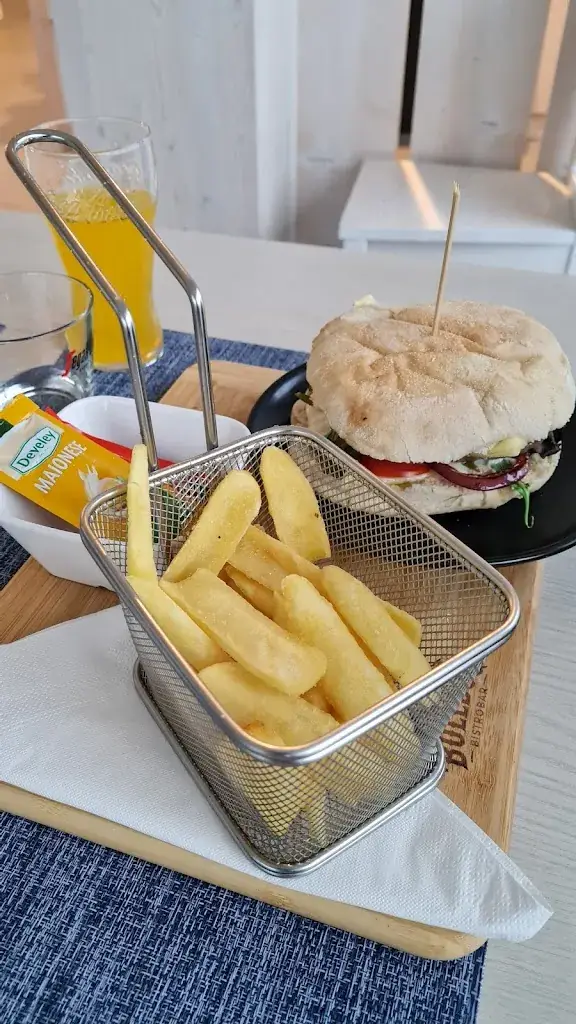 Basti !_Bulldog Bistro Bar_Heinfels_review