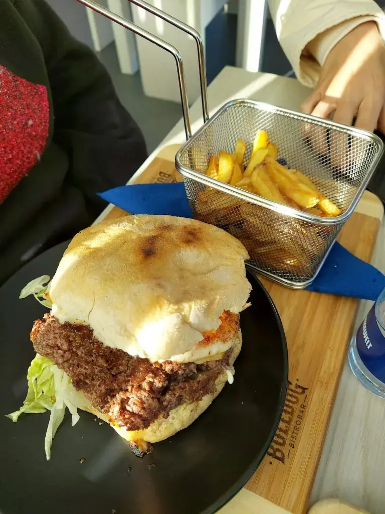 Bulldog Bistro Bar restaurant in Heinfels