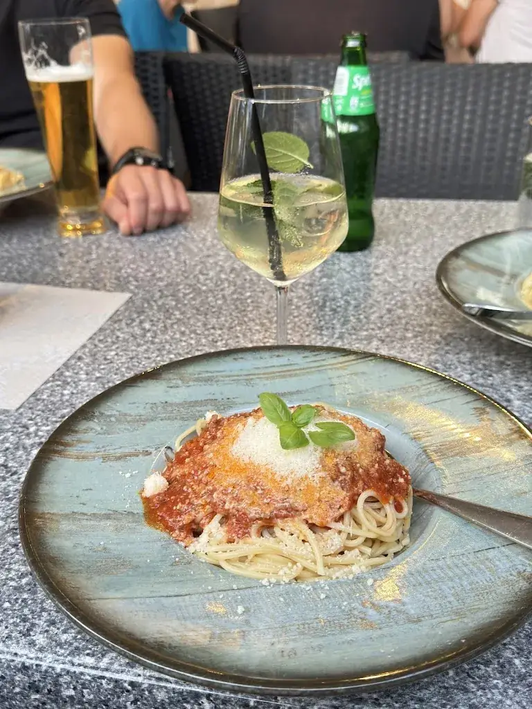 Ирина Кантемирова_Aroma Pizzeria Restaurant_Heinfels_avis