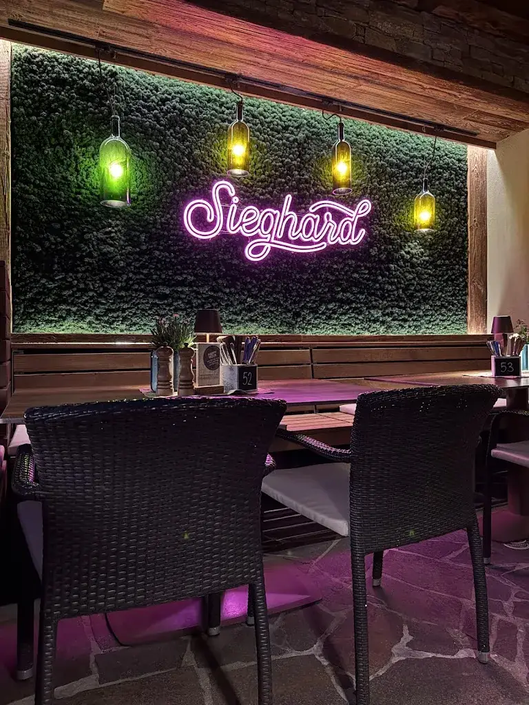 Mantas Dosinas_83 Bar Music Food_Hippach_recensione