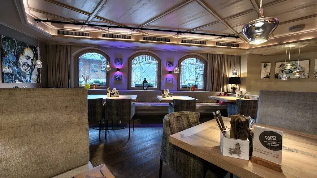 83 Bar Music Food_Hippach_slider_image_3