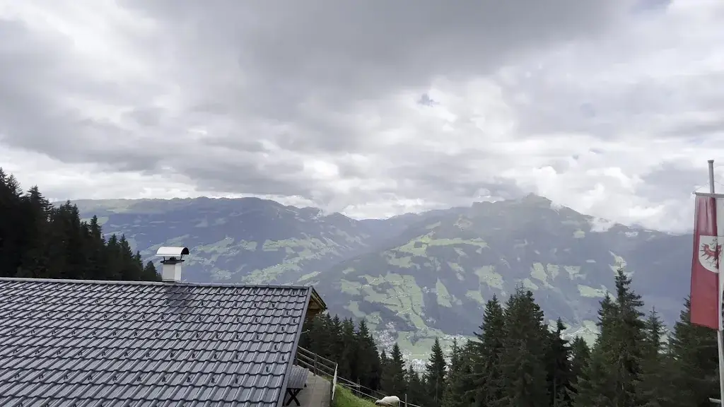 Saurabh Caplash_Jausenstation Nasenalm_Hippach_avis