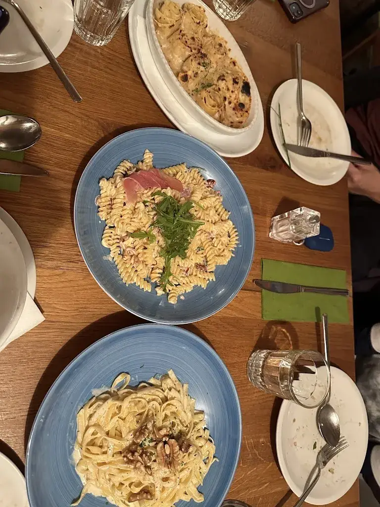 Ming T_Bar Centrale_Hall in Tirol_review