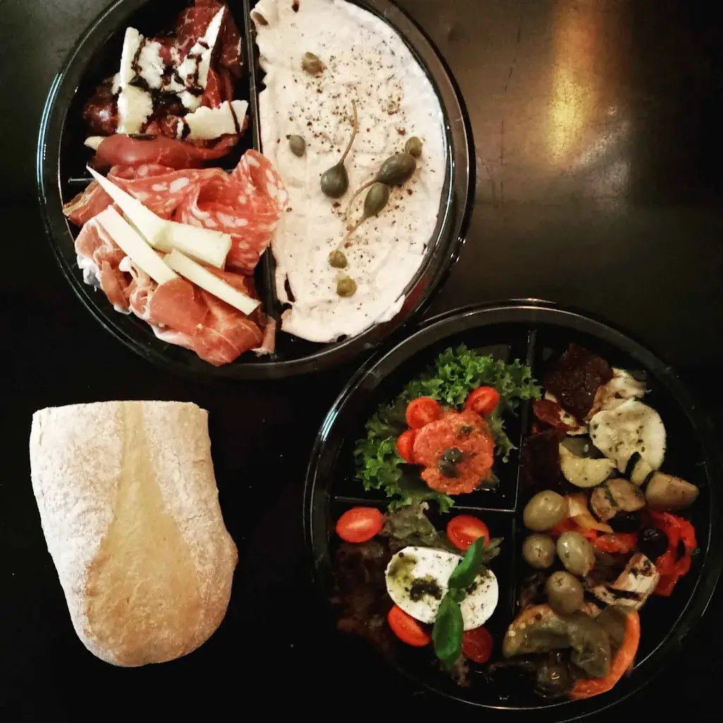 Vinothek Ombra_Hall in Tirol_slider_image_2