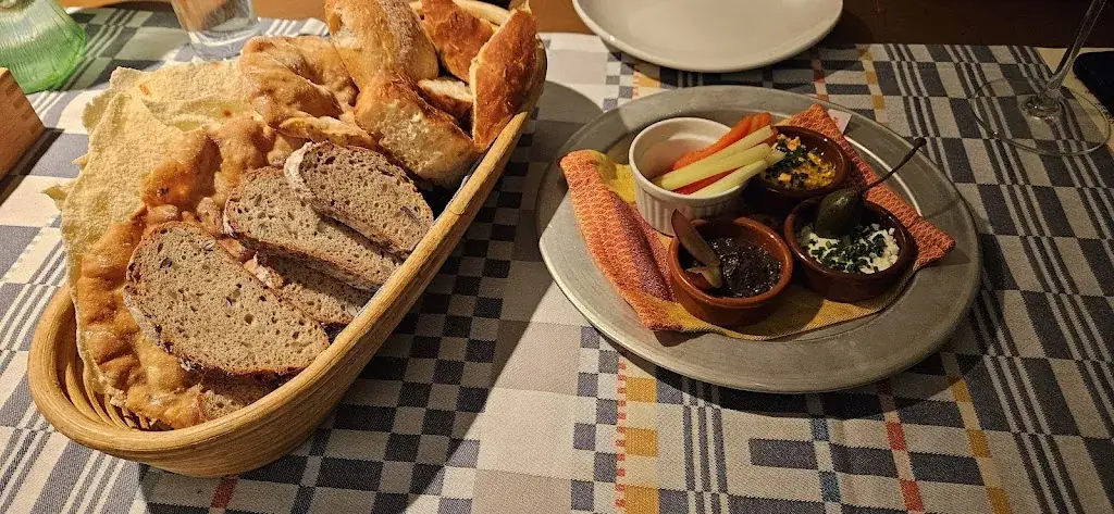 Olga Gorelaya_Bretze & es geht weiter_Hall in Tirol_review