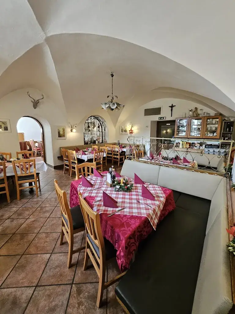 Restaurant Pizzeria Café Bar Goldener Hirsch ristorante a Hall in Tirol