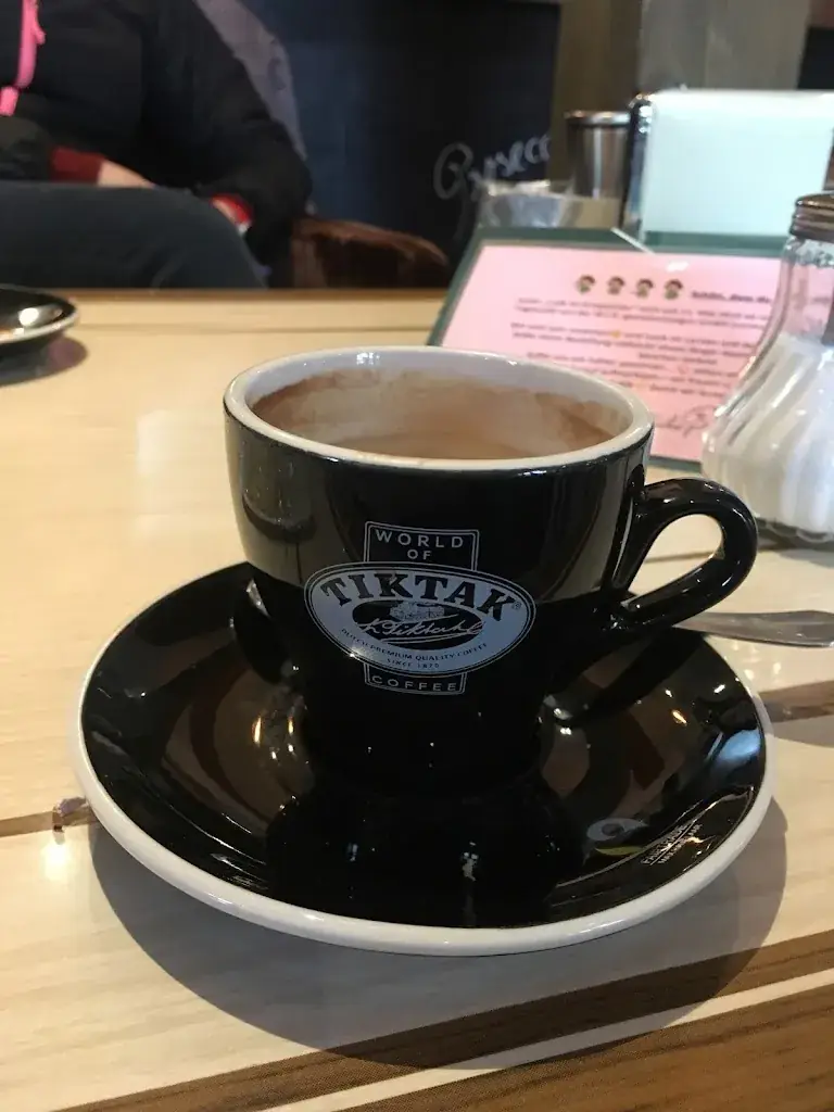 Arturo Peniche_Cafe im Erzspeicher_Hall in Tirol_recensione