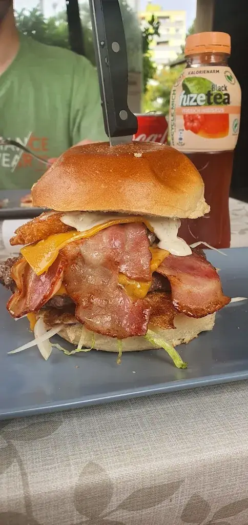 Henriette Christiansen_Road Diner Hall – Burger | Grill | Sandwich -- Region Absam | Mils | Thauer | Rum_Hall in Tirol_recensione