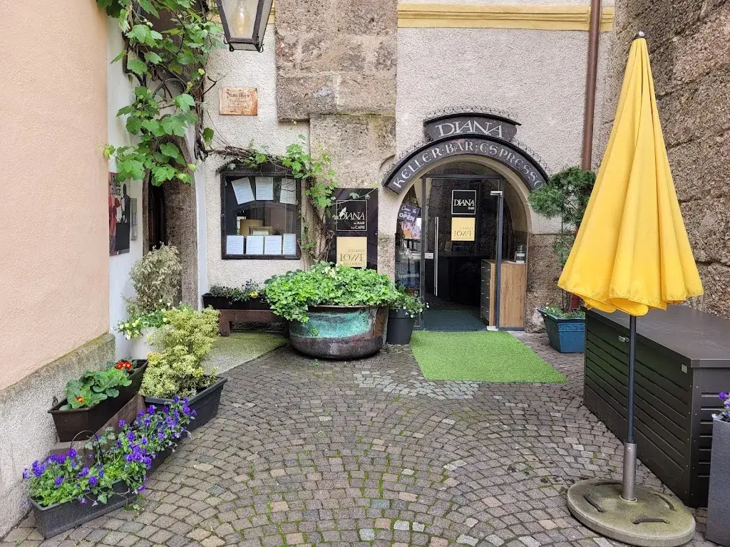 Goldener Löwe & Diana Bar_Hall in Tirol_slider_image_3