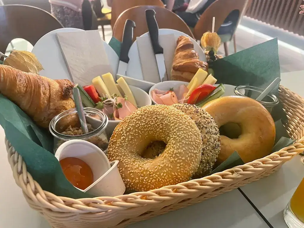 Francesco Menassi_FLOS coffee&bagels_Hall in Tirol_review