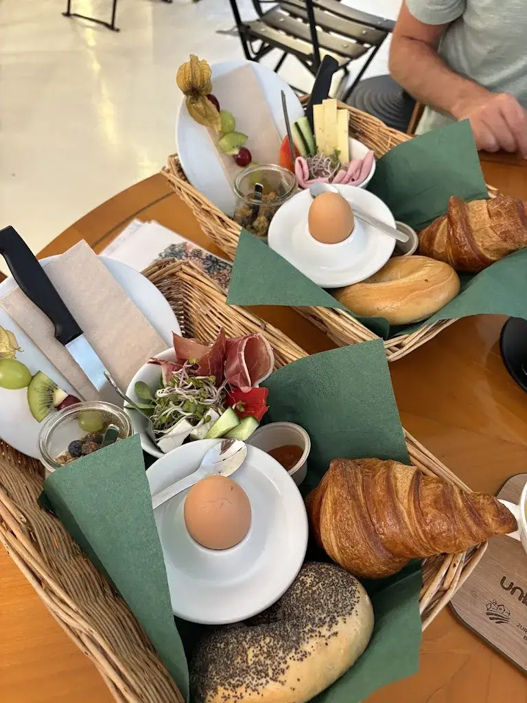 FLOS coffee&bagels_Hall in Tirol_slider_image_3