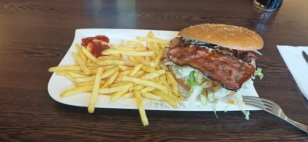 Sinisa Petrovic_Burger World & Cafe_Imsterberg_review