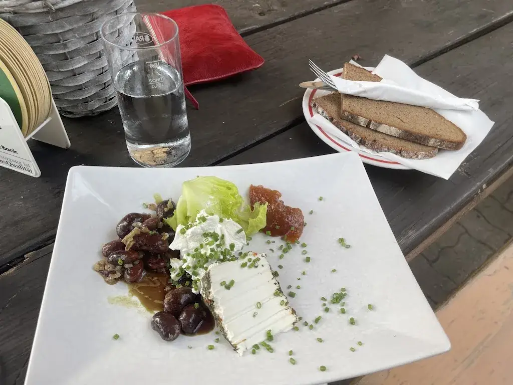 Sanam Mir Abedini_Almwirtschaft Schütt_Arnoldstein_avis