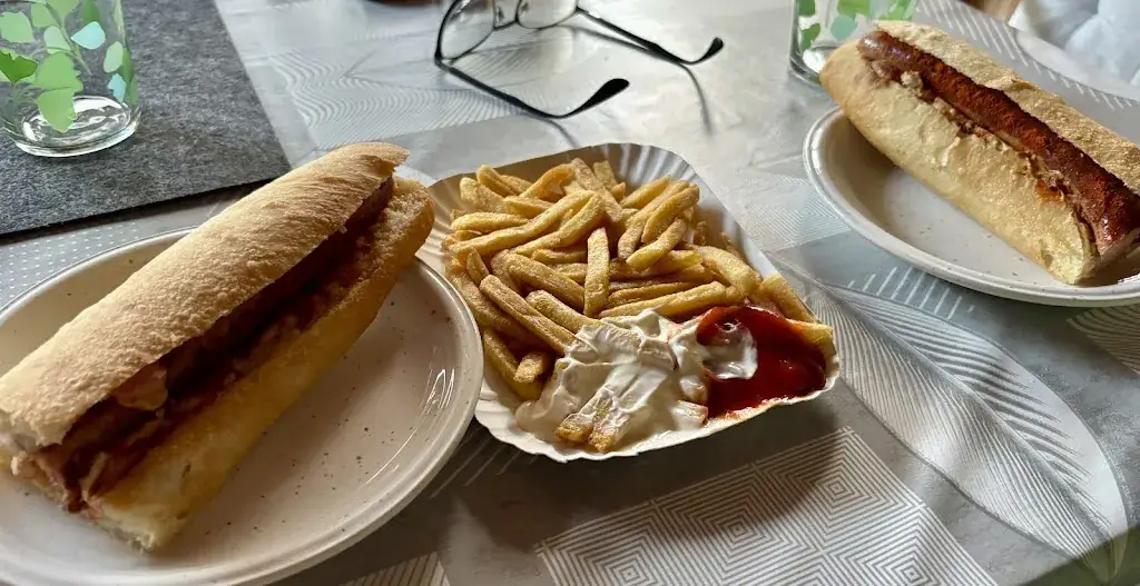 Julia Hurmann_Würstelstandl - Verena Wechselberger_Kematen in Tirol_review