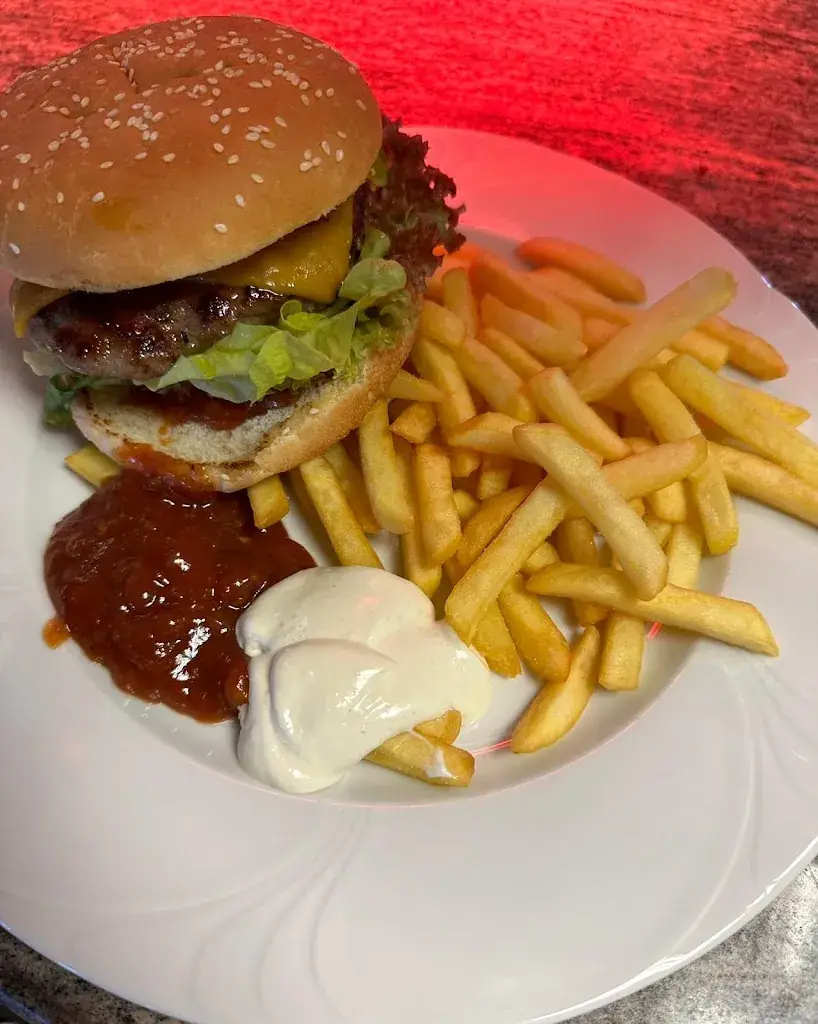 Maro Tolja._Panorama.Berg.Restaurant Dreiländereck_Arnoldstein_recensione