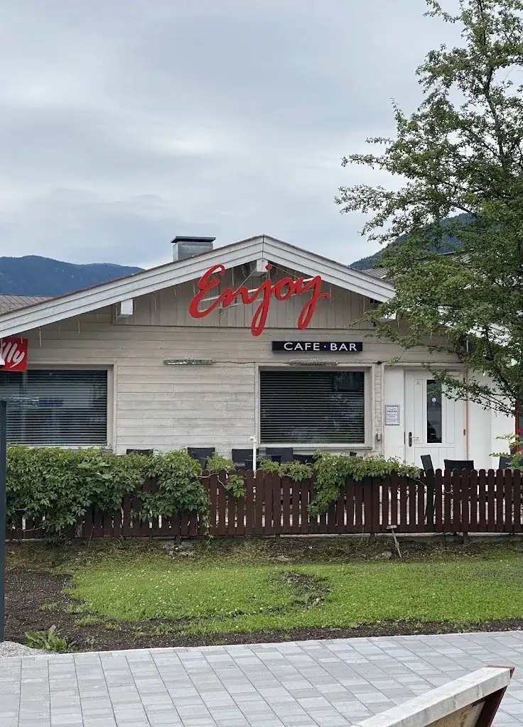 James Whyte_Café Bar Enjoy_Kössen_avis