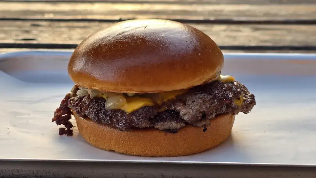 Medárd Aranyossy_Henri's Burger & Beer_Kössen_recensione