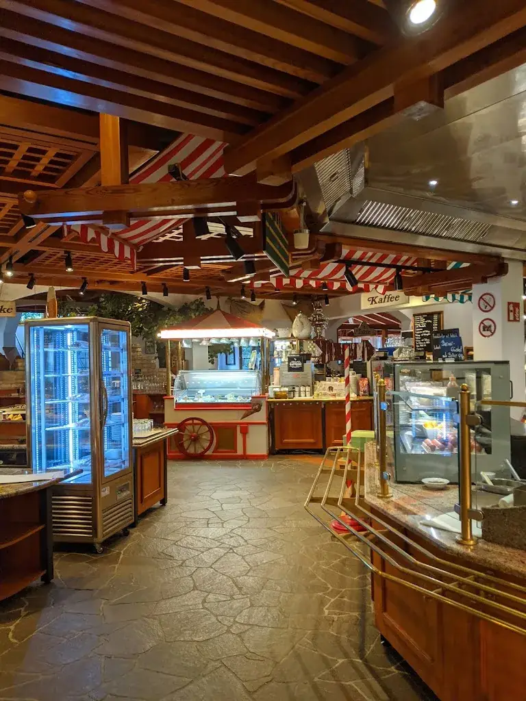 Hollie Lin_Südrast Dreiländereck_Arnoldstein_review