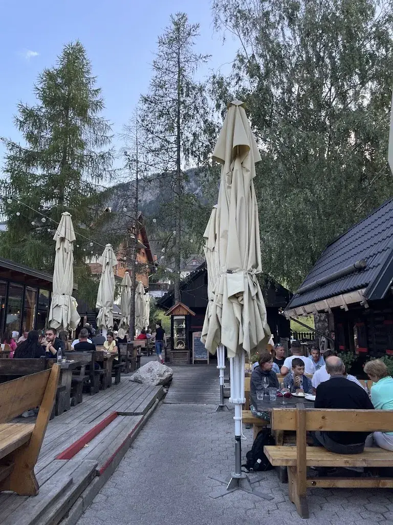 Taylor Manett_Okrepčevalnica Lačni Kekec_Arnoldstein_avis