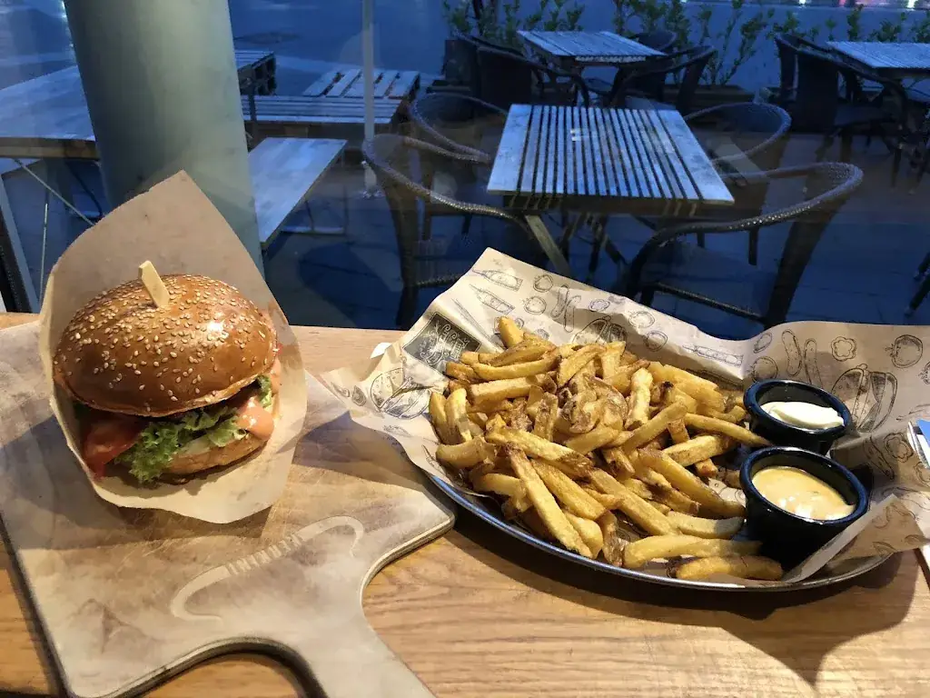 Changiz Oskouiefar_Kerkini - Burger Bar_Längenfeld_avis