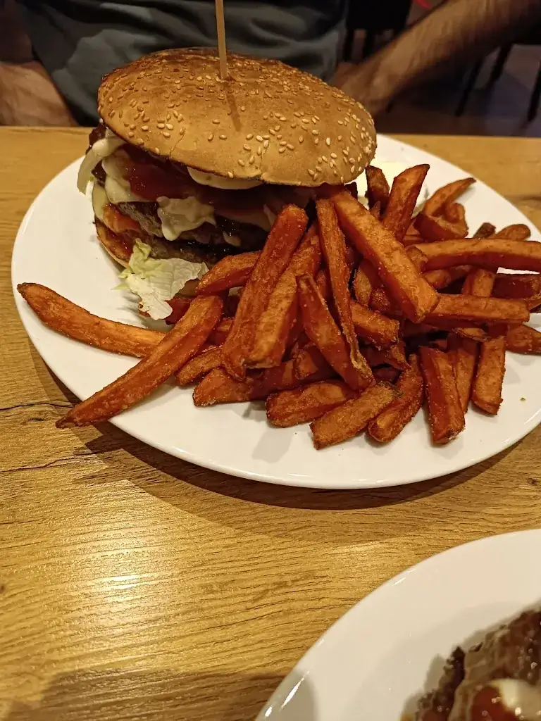 Ardeshir Mazaheri_Cafe New York GmbH_Längenfeld_review