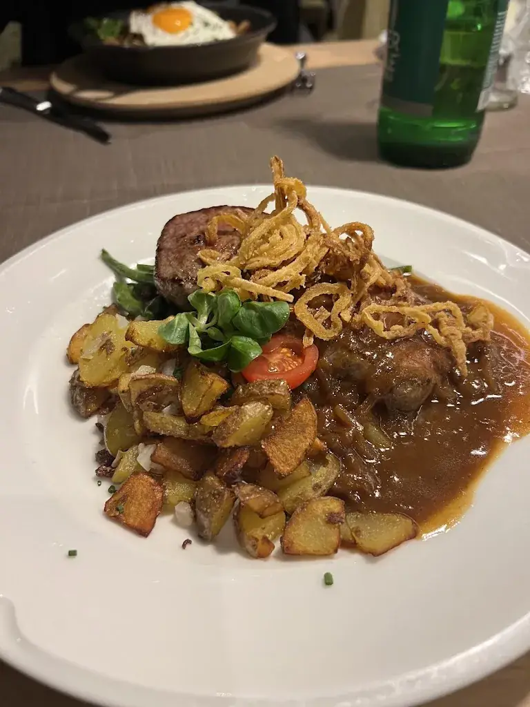 Lydia Black_Cafe-Restaurant Mount Everest_Mayrhofen_review