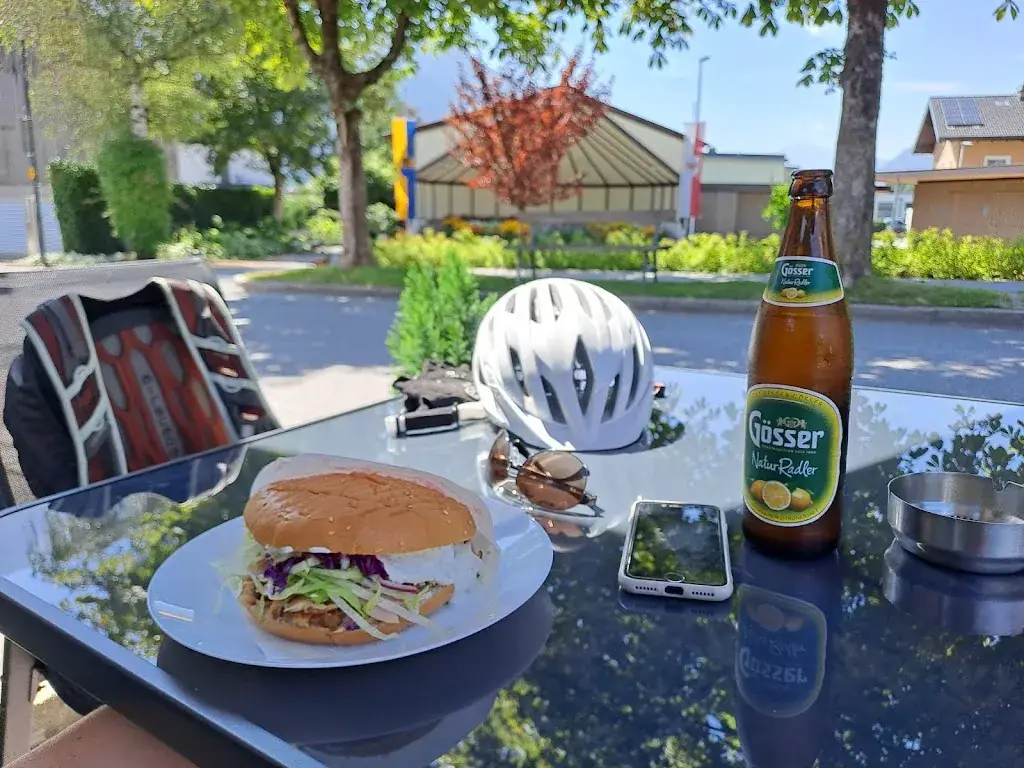 Benjamin Schranz_Sally's Cafe & Imbiss_Mötz_recensione