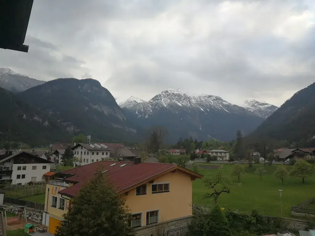 Qwimit Black_Hotel Post Nassereith - Mieminger Sonnenplateu_Nassereith_review