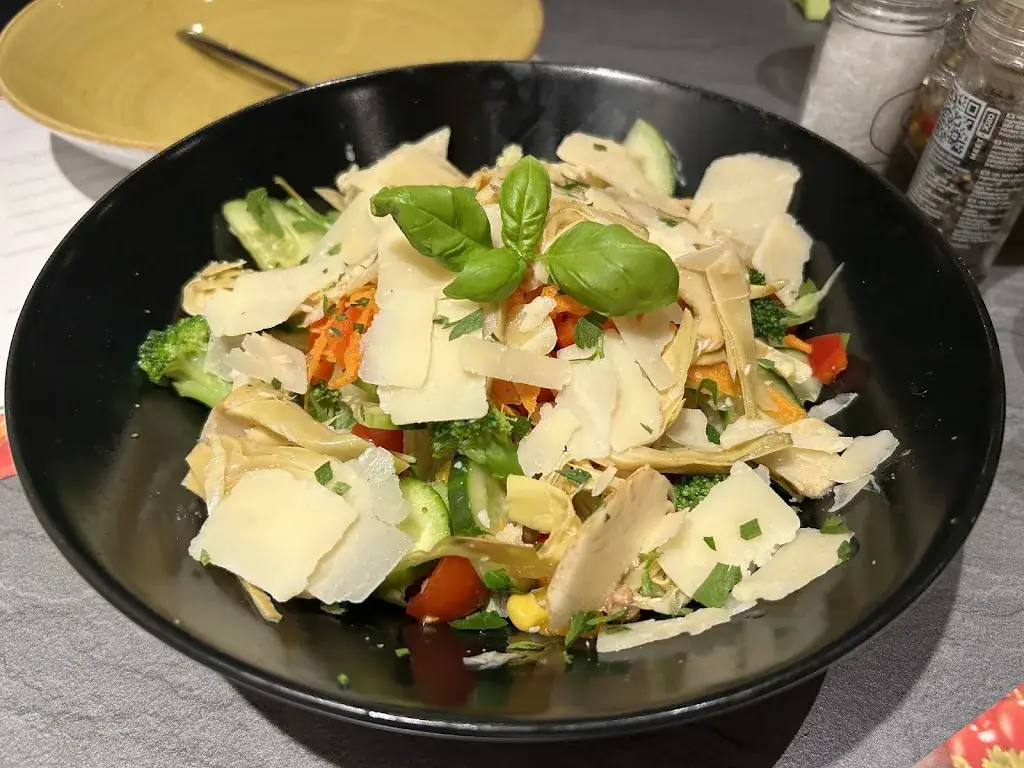 Woo Hilary_Pizzeria Ferrari_Niederau_review