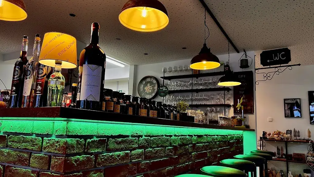 Diekleine Filmfabrik_ZEITLOOS Restaurante.Bar und Le Petit -die kleine Fahrbar-_Niederndorf_review