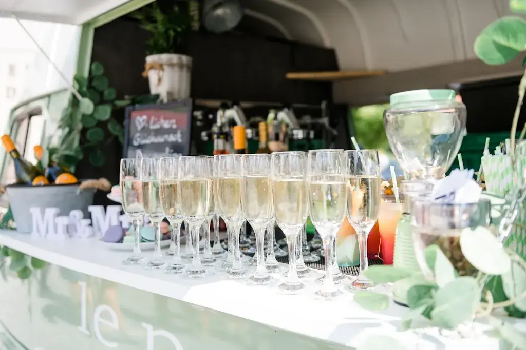 ZEITLOOS Restaurante.Bar und Le Petit -die kleine Fahrbar- ristorante a Niederndorf