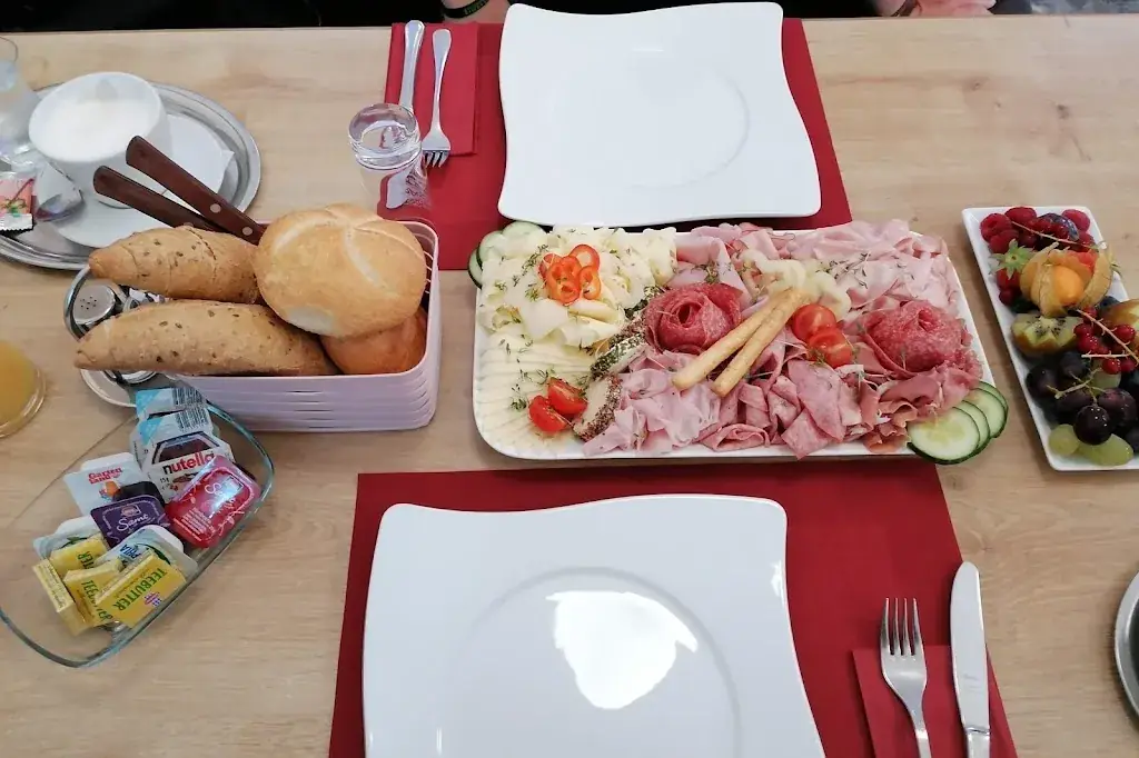 Alexandra Surtmann_Karin‘s Cafe_Brückl_review