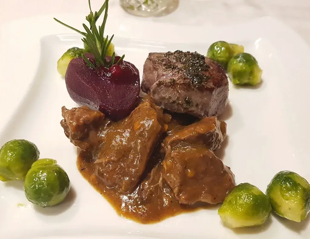 Nuchchanok Ounpongcharoensuk_Restaurant Achwirt in Oetz (feelfree - Achstüberl)_Ötztal-Bahnhof_avis