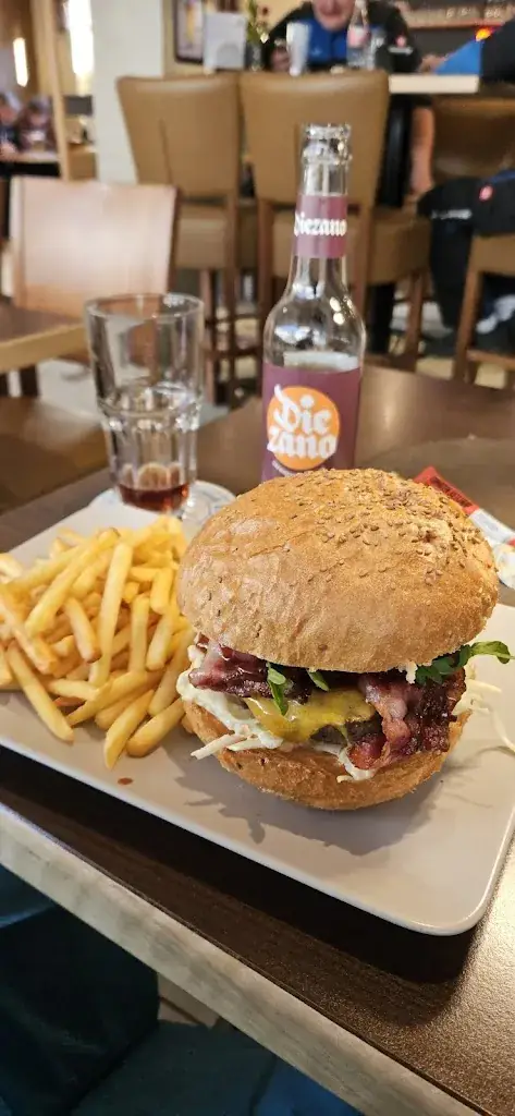 Coyogon Em_Harry's Burger & Grill_Pettneu_review