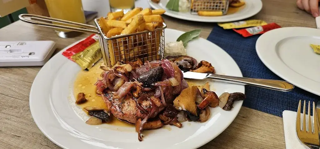 Sharon Frilich_Restaurant on Piburger lake_Oetz_avis