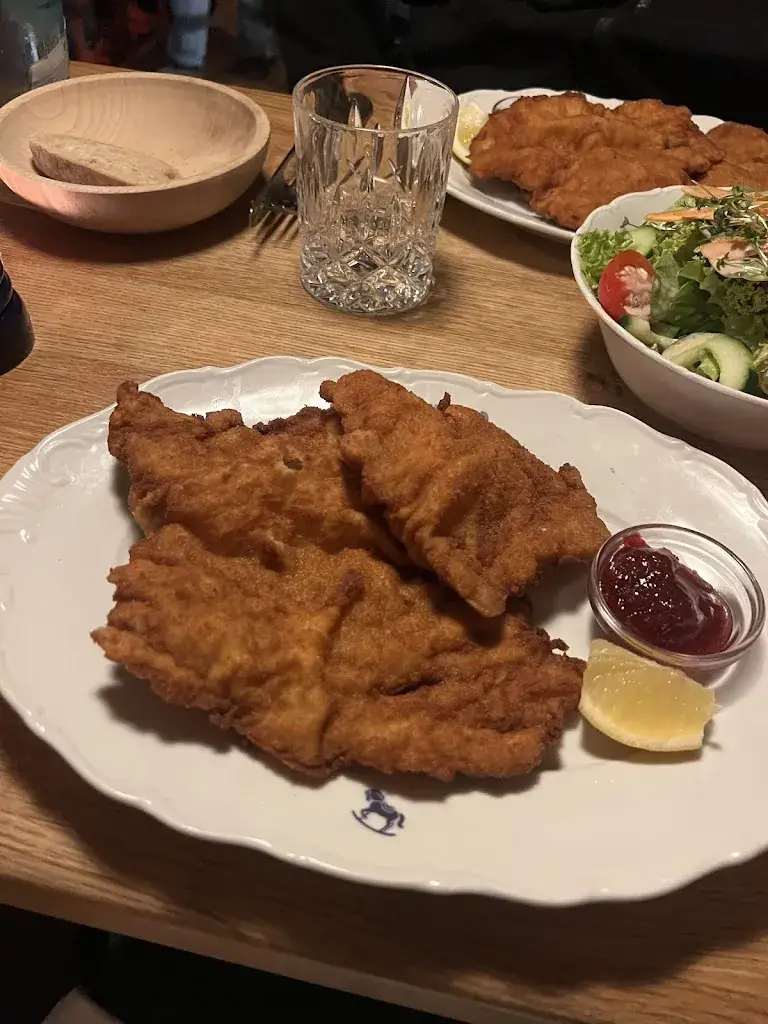 Sarah Mines_Hutschpferd Palais_Politischer Bezirk Kitzbühel_avis