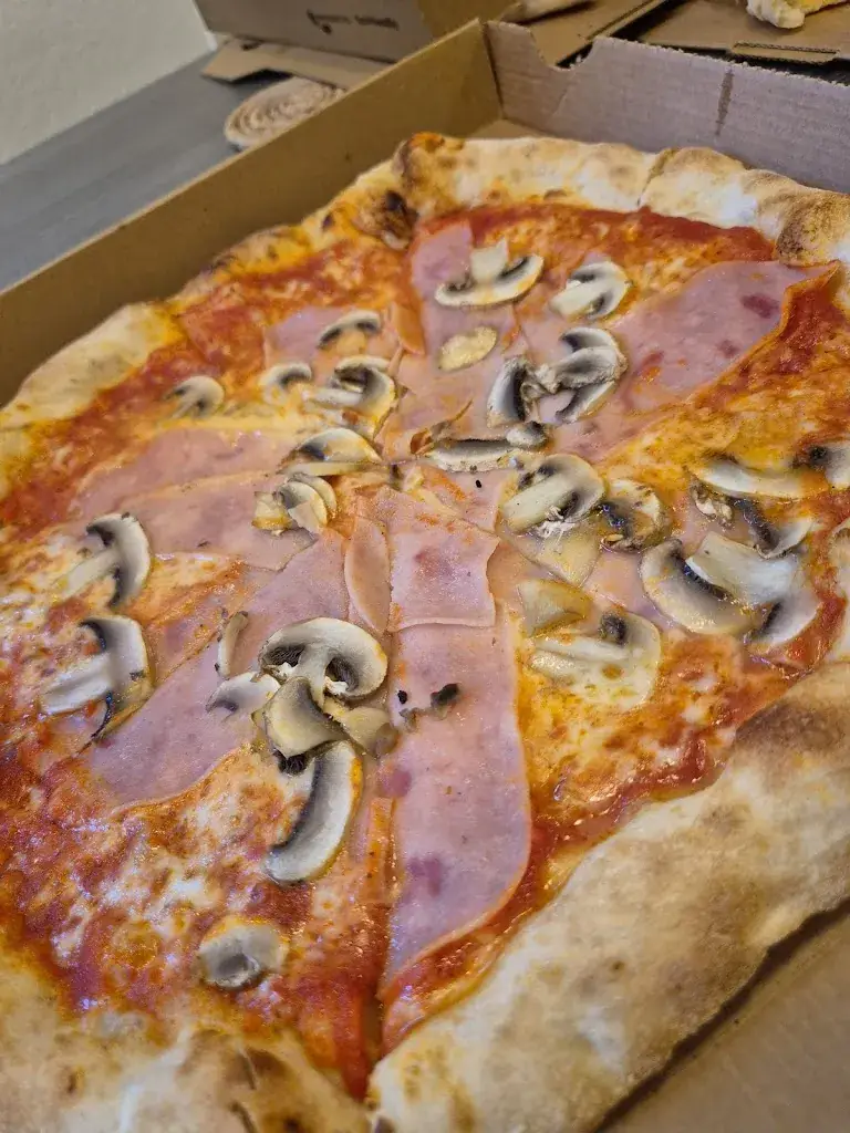 Sophie Vonderlind_Pfundser Ugis Imbiss_Pfunds_review